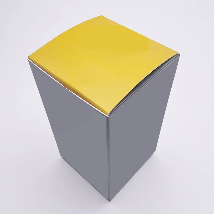 Škatle z žarnicami